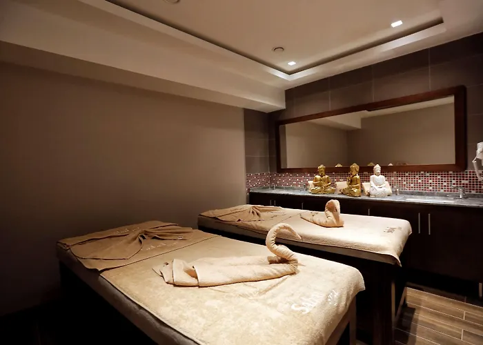 Western Premier Karsiyaka Convention & מלון